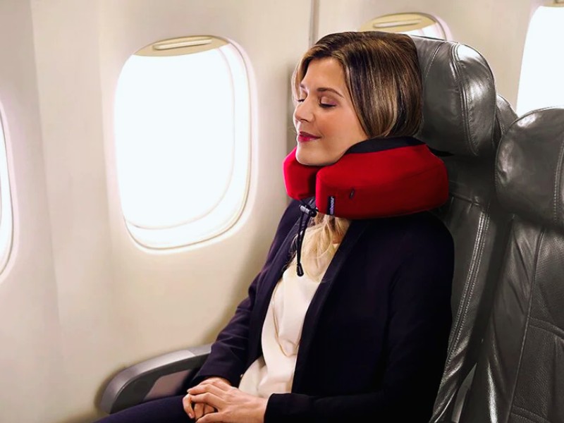 cách sử dụng gối kê cổ khi đi máy bay